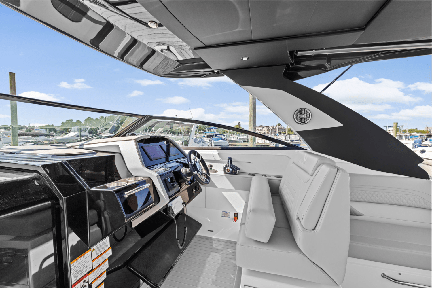 2026 Cruisers Yachts 34 GLS Outboard Image Thumbnail #21