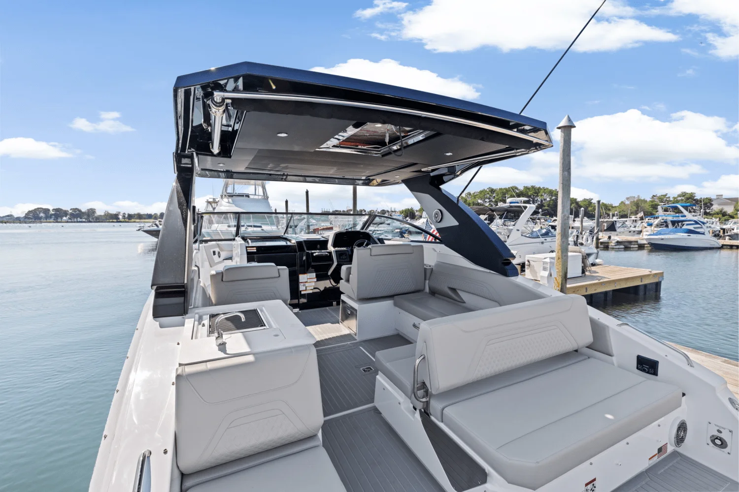 2026 Cruisers Yachts 34 GLS Outboard Image Thumbnail #6