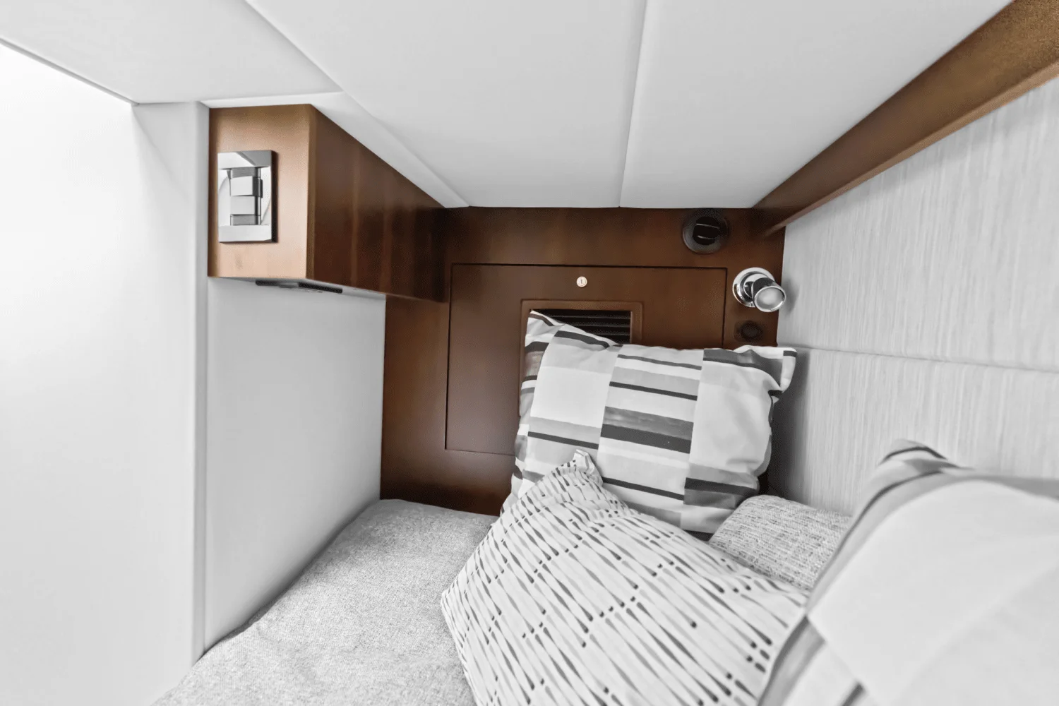 2026 Cruisers Yachts 34 GLS Outboard Image Thumbnail #52