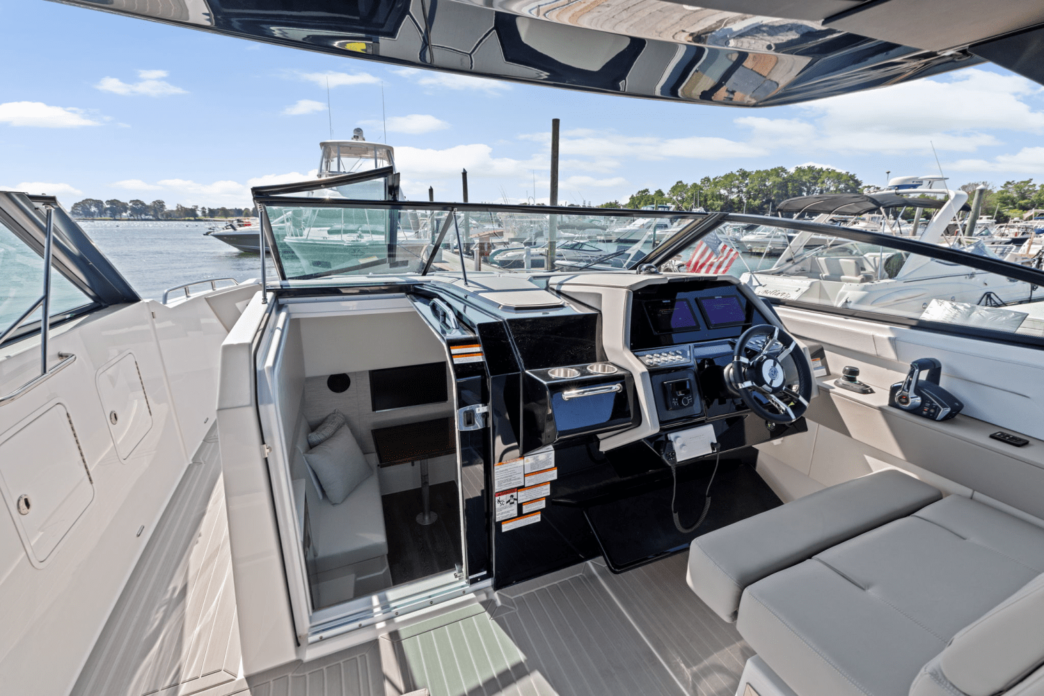 2026 Cruisers Yachts 34 GLS Outboard Image Thumbnail #33