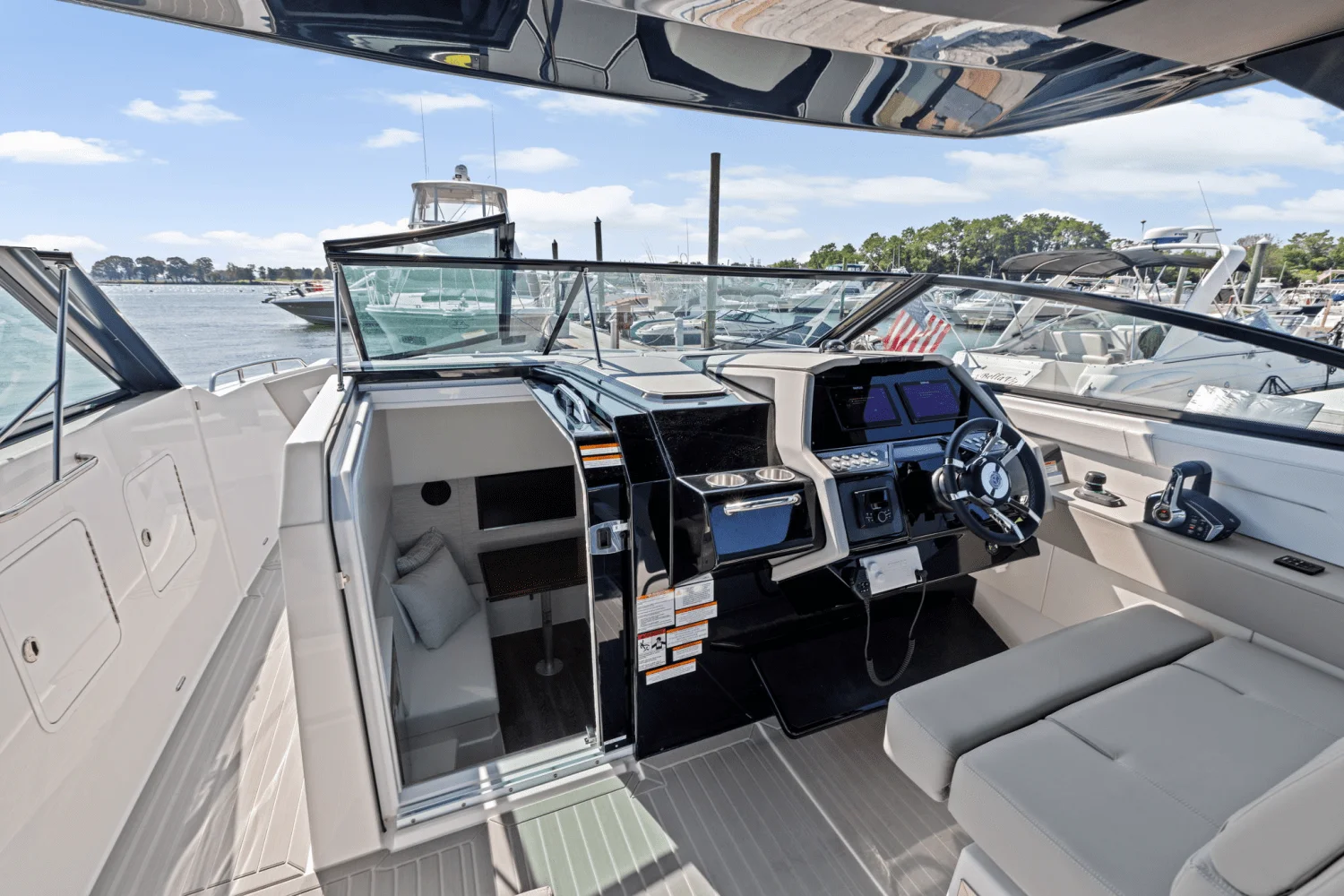 2026 Cruisers Yachts 34 GLS Outboard Image Thumbnail #33