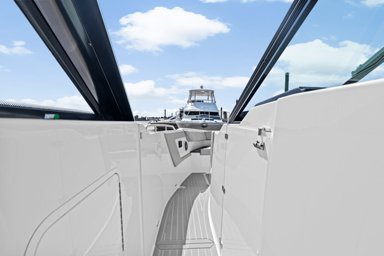 2026 Cruisers Yachts 34 GLS Outboard Image Thumbnail #53