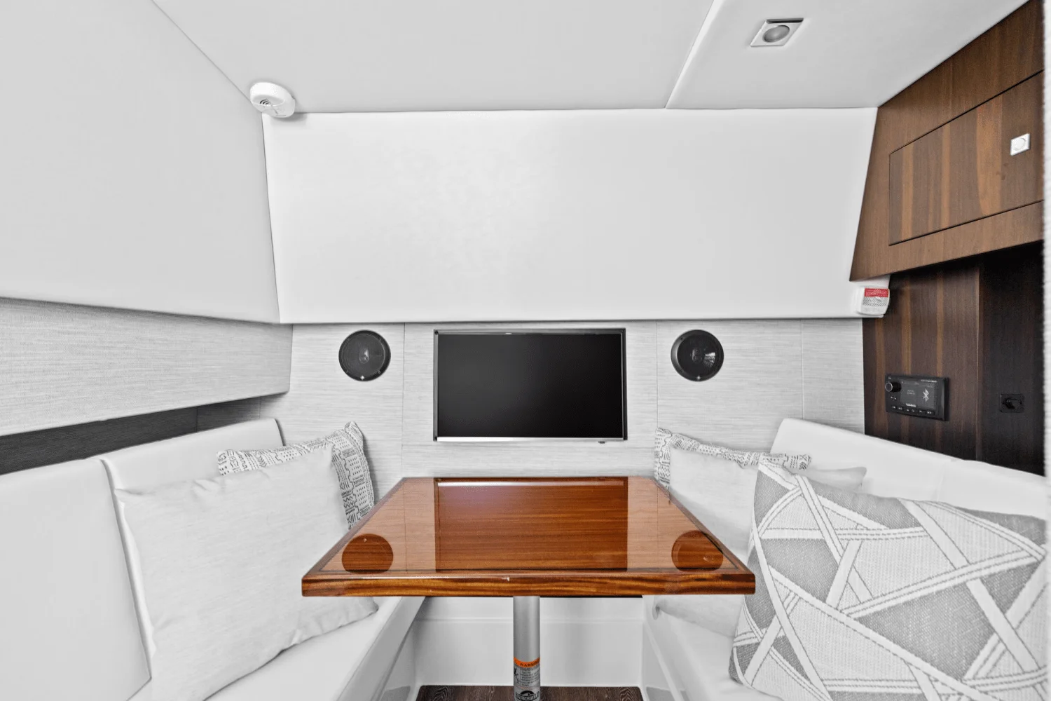 2026 Cruisers Yachts 34 GLS Outboard Image Thumbnail #38