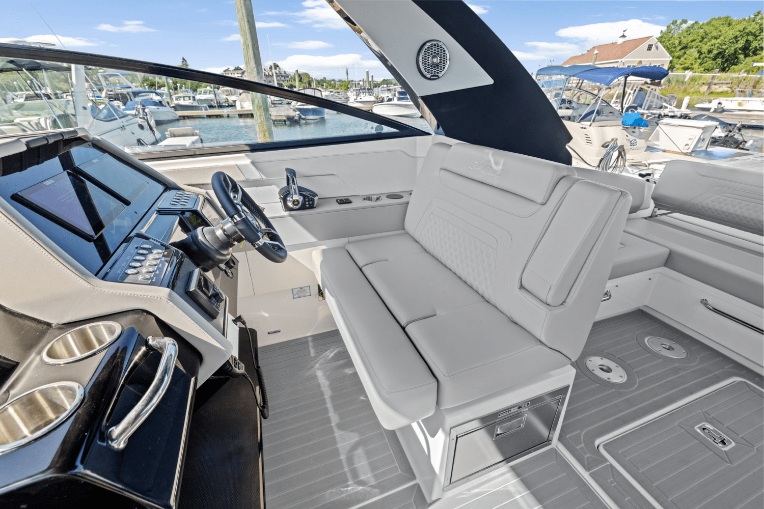 2026 Cruisers Yachts 34 GLS Outboard Image Thumbnail #17