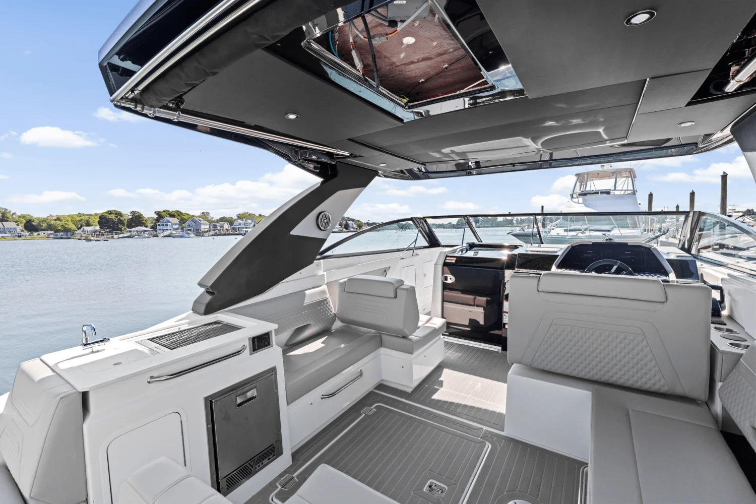 2026 Cruisers Yachts 34 GLS Outboard Image Thumbnail #13