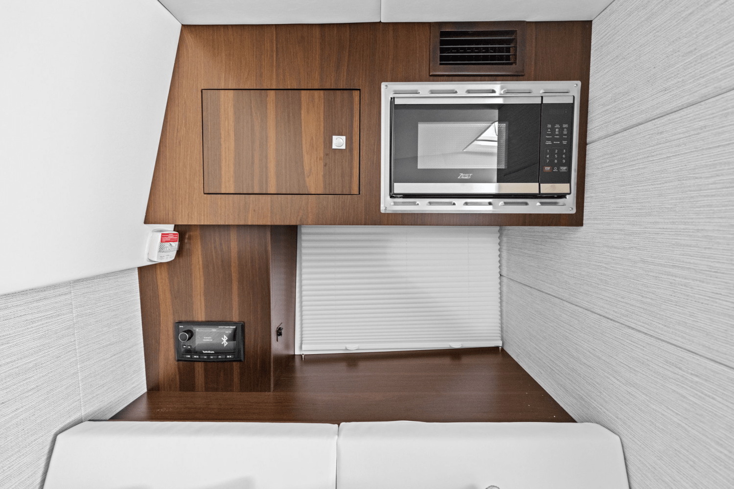 2026 Cruisers Yachts 34 GLS Outboard Image Thumbnail #40