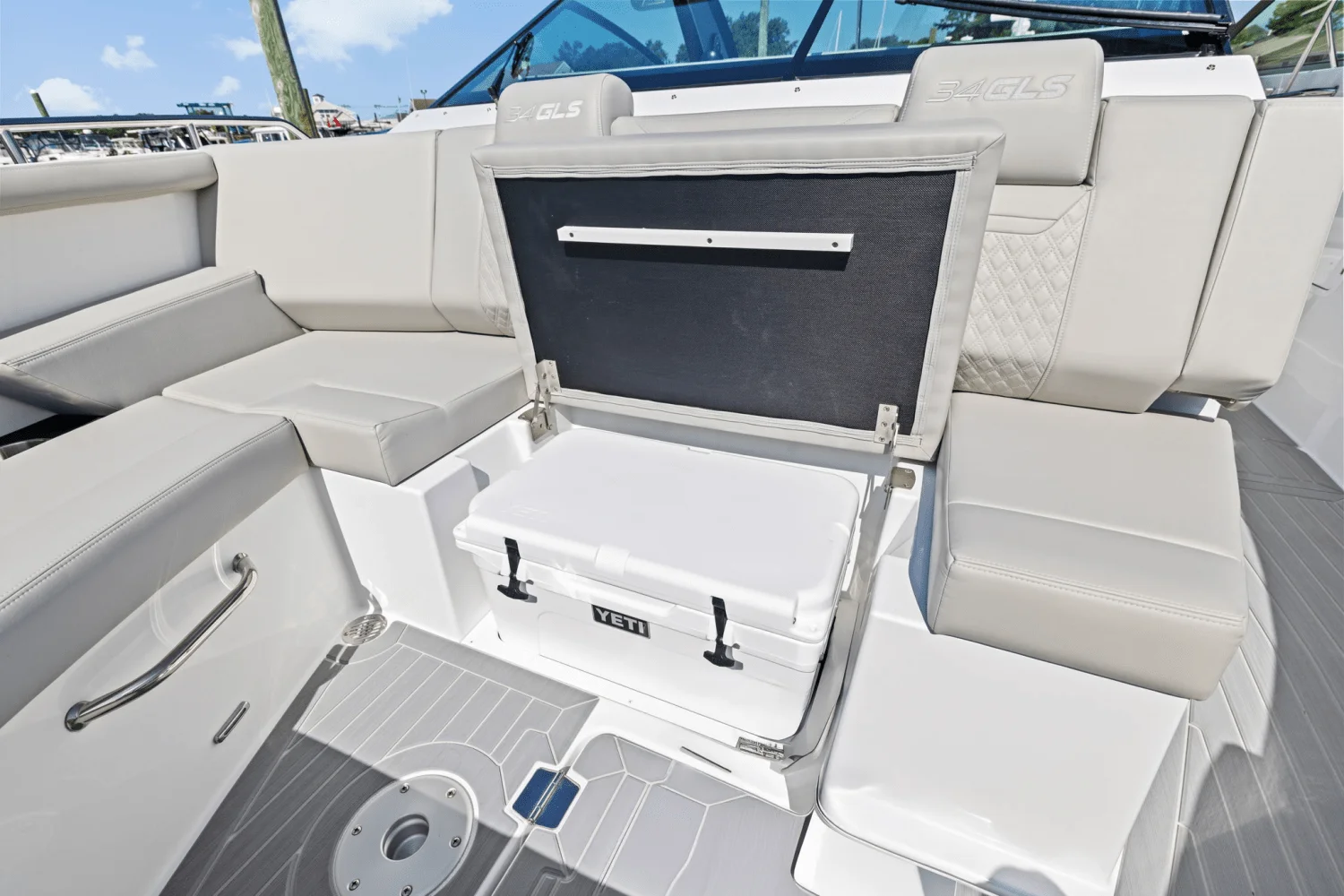 2026 Cruisers Yachts 34 GLS Outboard Image Thumbnail #60