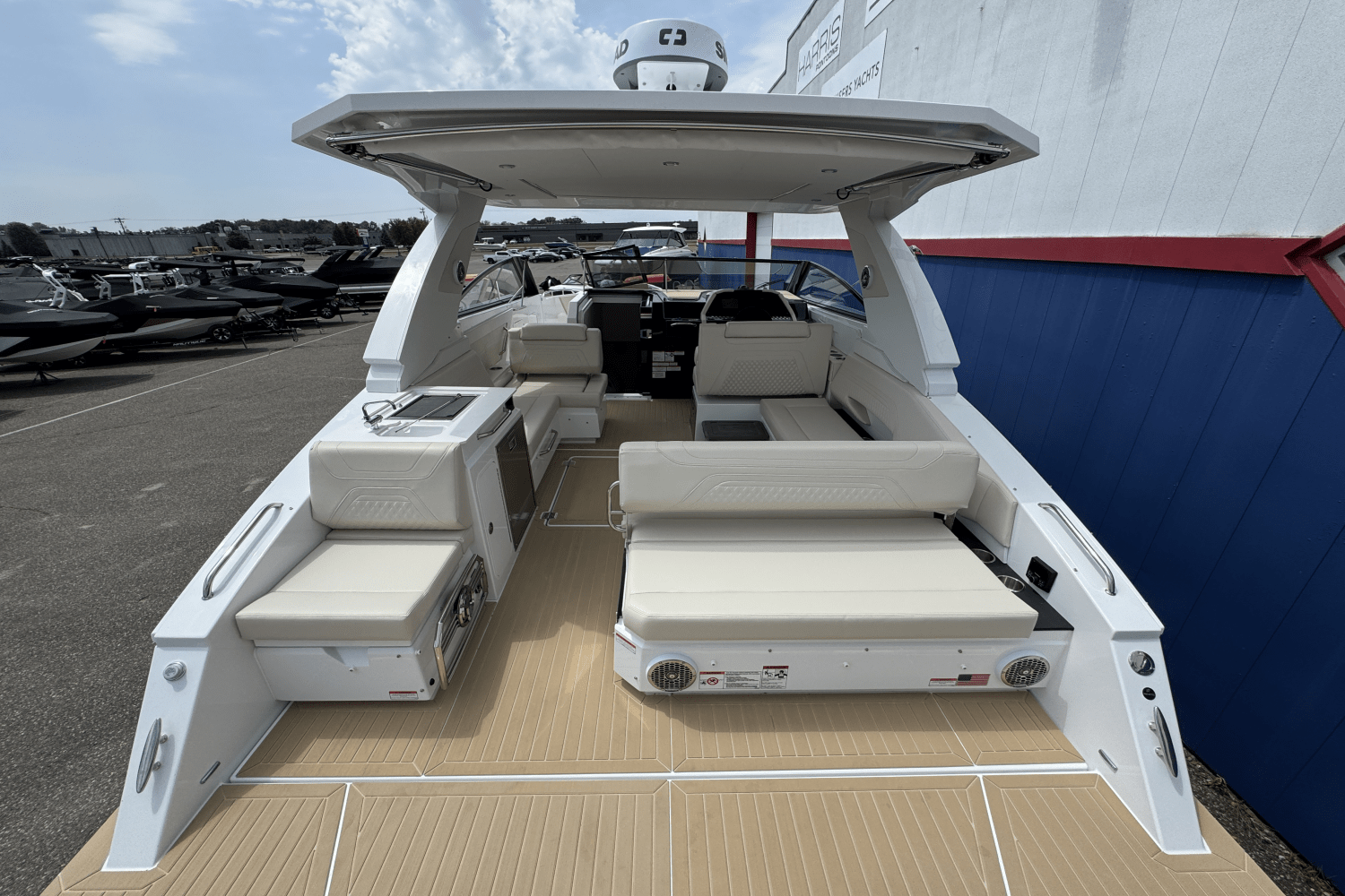 2026 Cruisers Yachts 34 GLS Image Thumbnail #9