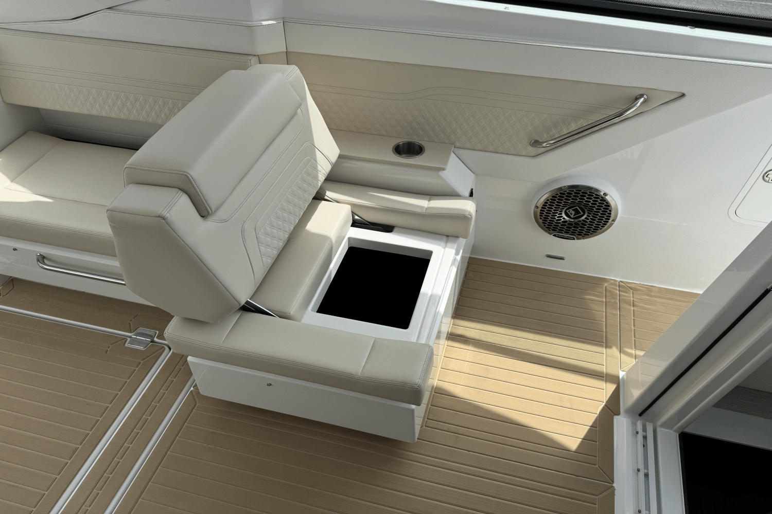 2026 Cruisers Yachts 34 GLS Image Thumbnail #29