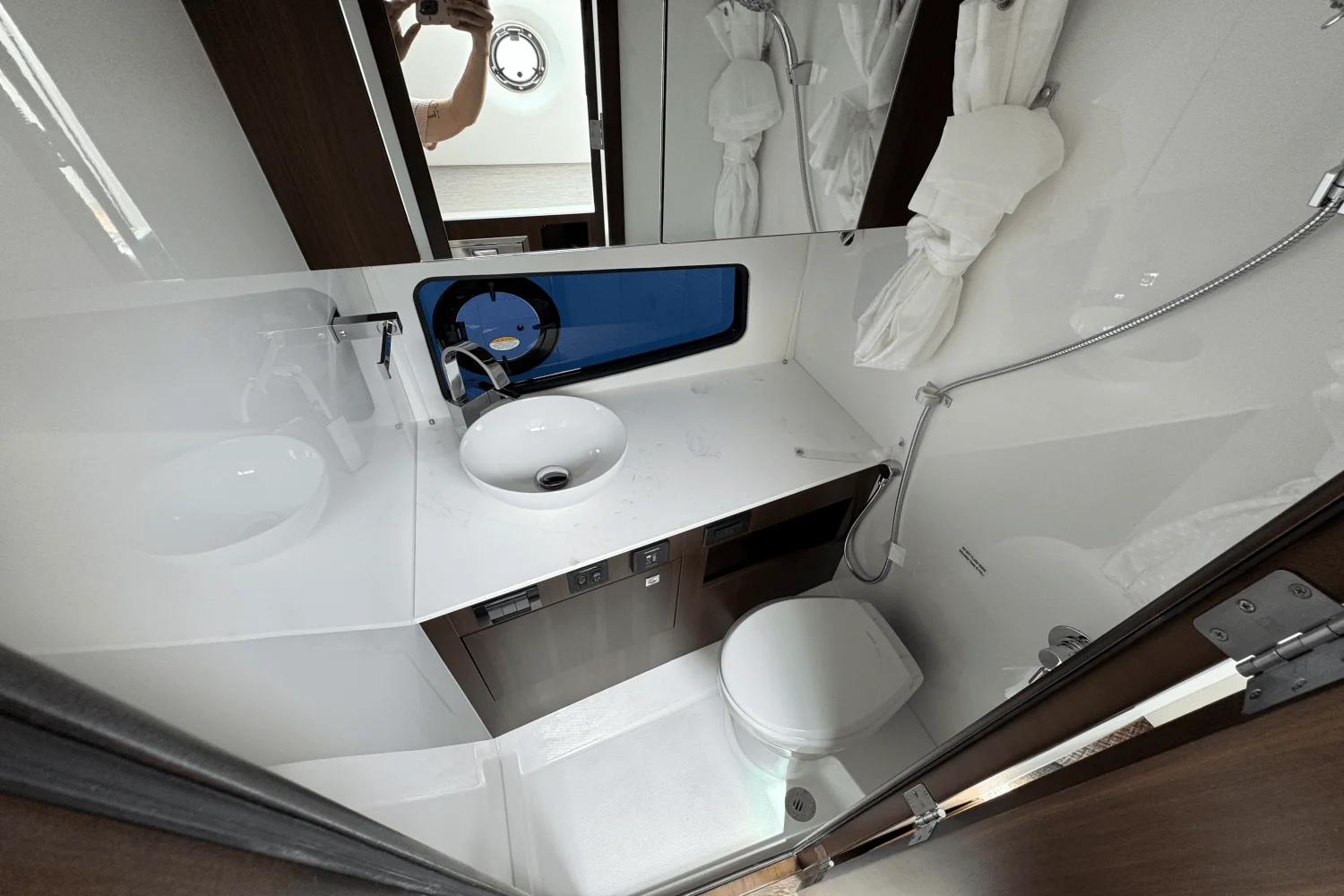 2026 Cruisers Yachts 34 GLS Image Thumbnail #48