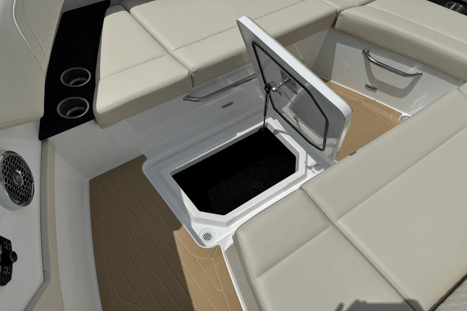 2026 Cruisers Yachts 34 GLS Image Thumbnail #54