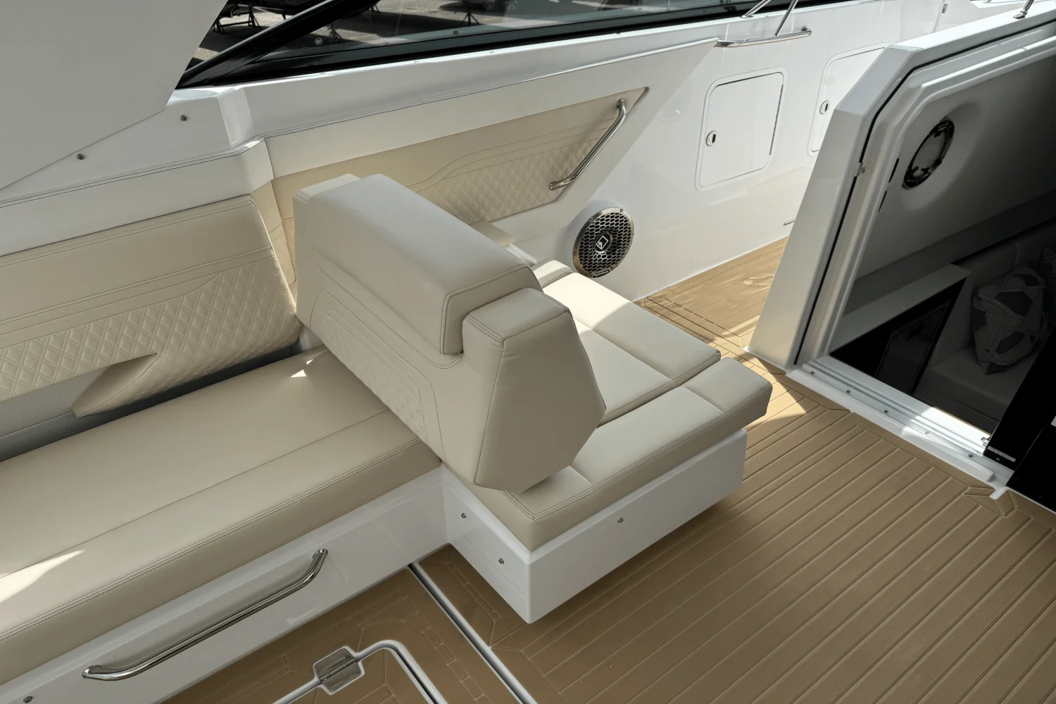 2026 Cruisers Yachts 34 GLS Image Thumbnail #27