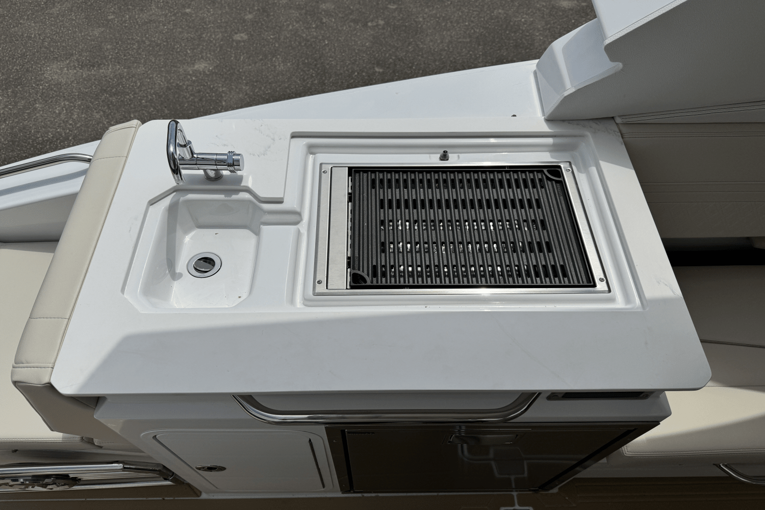 2026 Cruisers Yachts 34 GLS Image Thumbnail #15