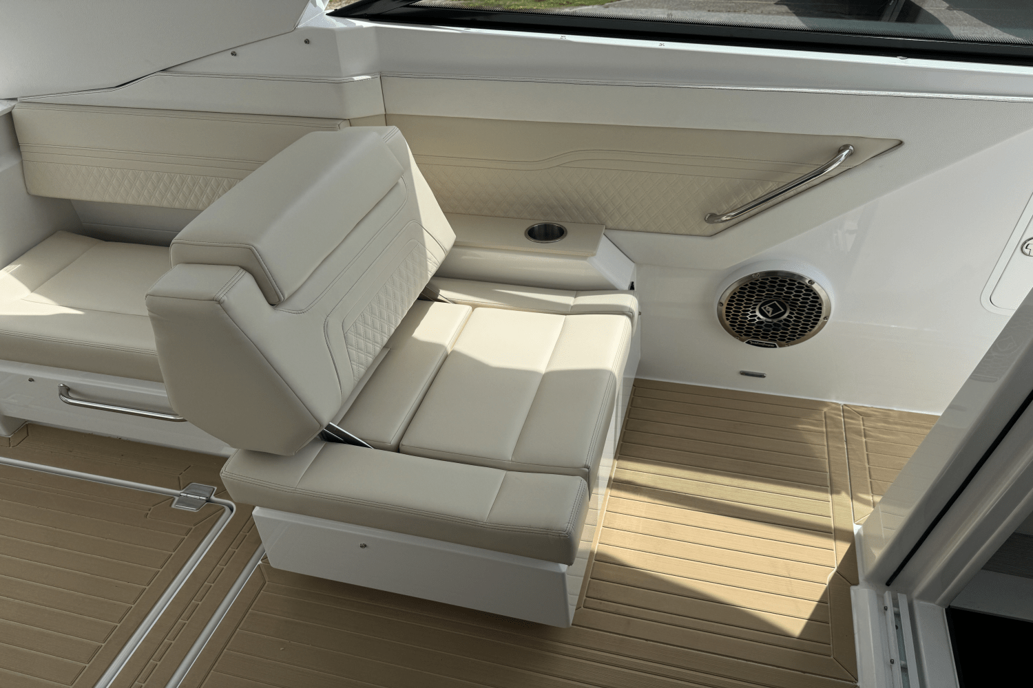 2026 Cruisers Yachts 34 GLS Image Thumbnail #28