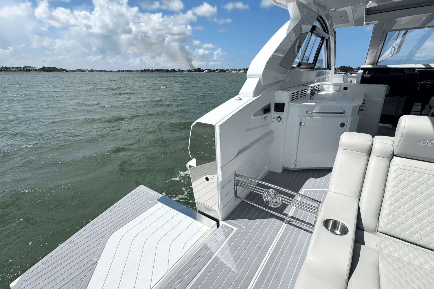 2026 Cruisers Yachts 42 GLS Outboard Image Thumbnail #33