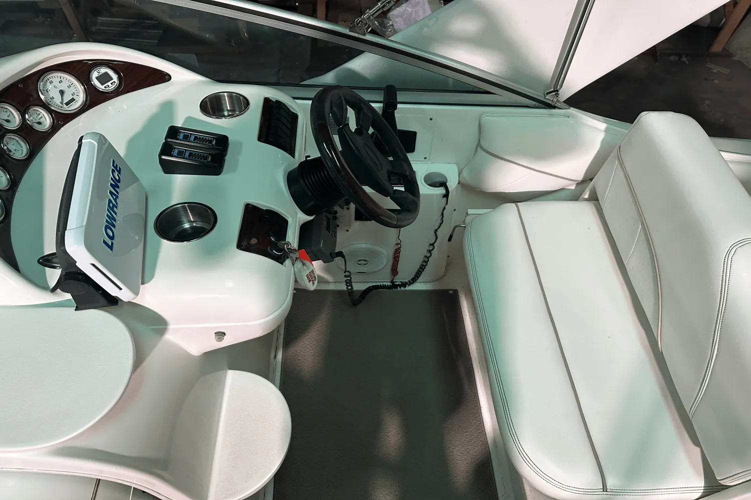 2001 Larson CABRIO 270 Image Thumbnail #11