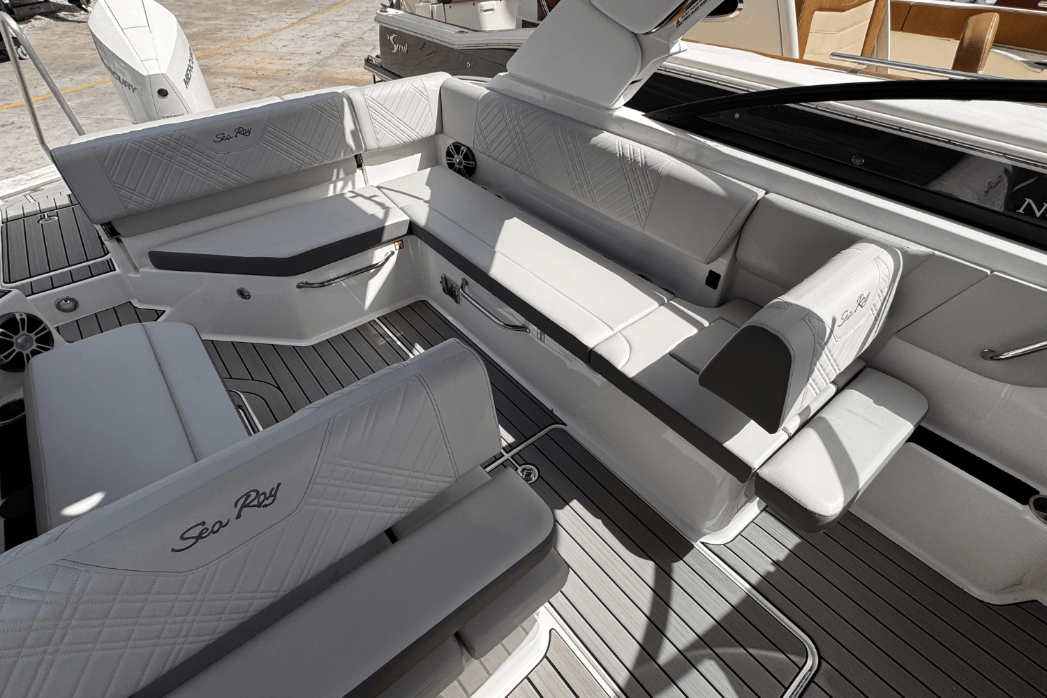 2025 Sea Ray SDX 270 Outboard Image Thumbnail #6