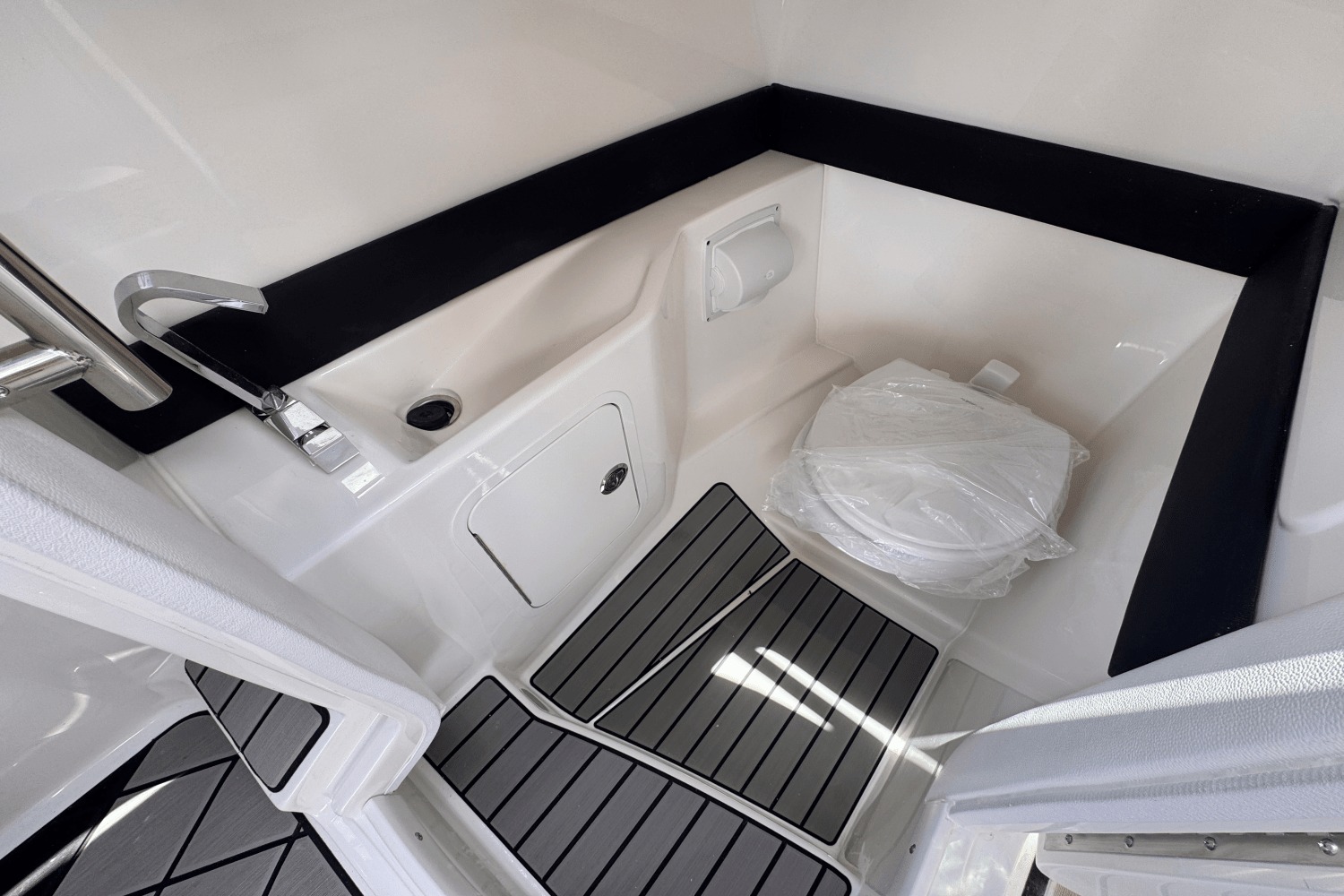 2025 Sea Ray SLX 260 Outboard Image Thumbnail #13