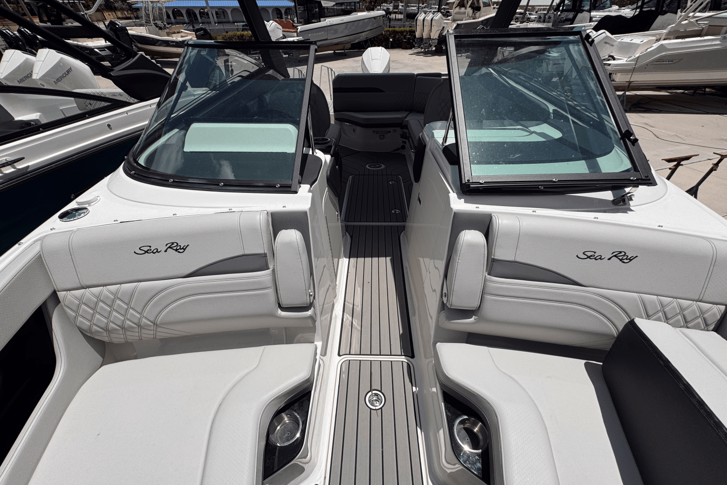 2025 Sea Ray SLX 260 Outboard Image Thumbnail #18