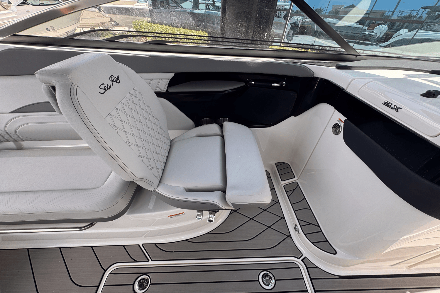 2025 Sea Ray SLX 260 Outboard Image Thumbnail #11