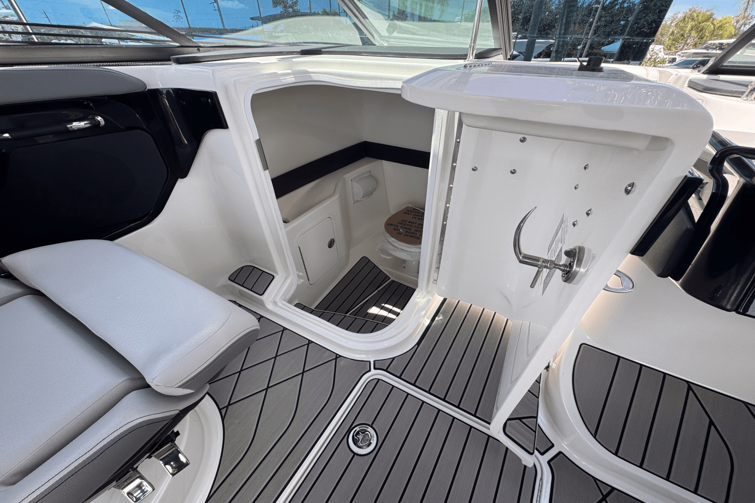 2025 Sea Ray SLX 260 Outboard Image Thumbnail #12