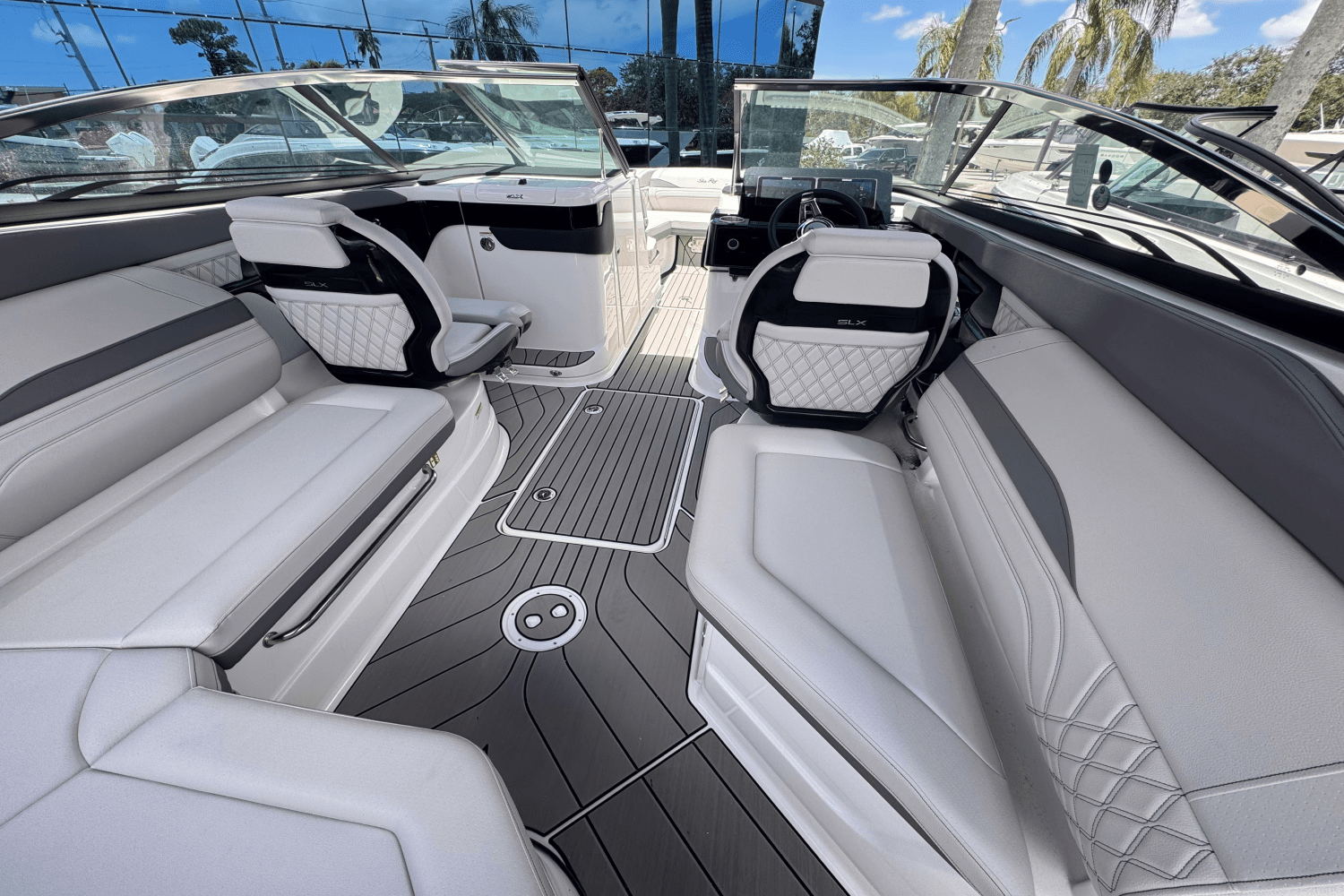 2025 Sea Ray SLX 260 Outboard Image Thumbnail #7