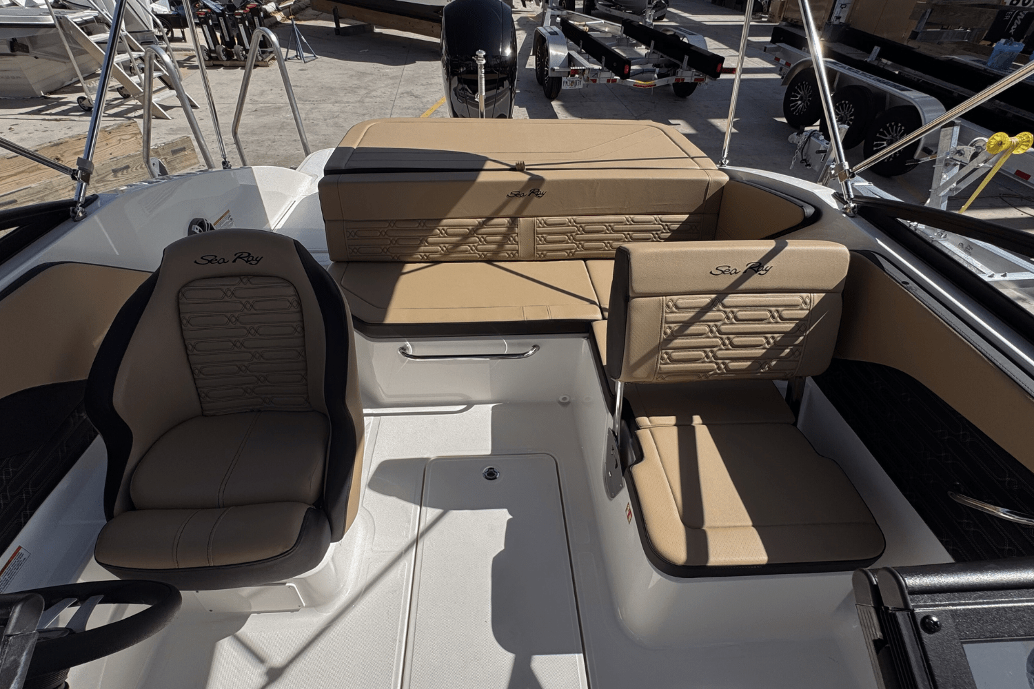 2025 Sea Ray SPX 190 Outboard Image Thumbnail #5