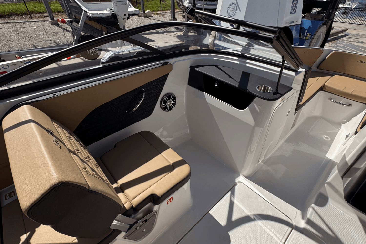 2025 Sea Ray SPX 190 Outboard Image Thumbnail #10