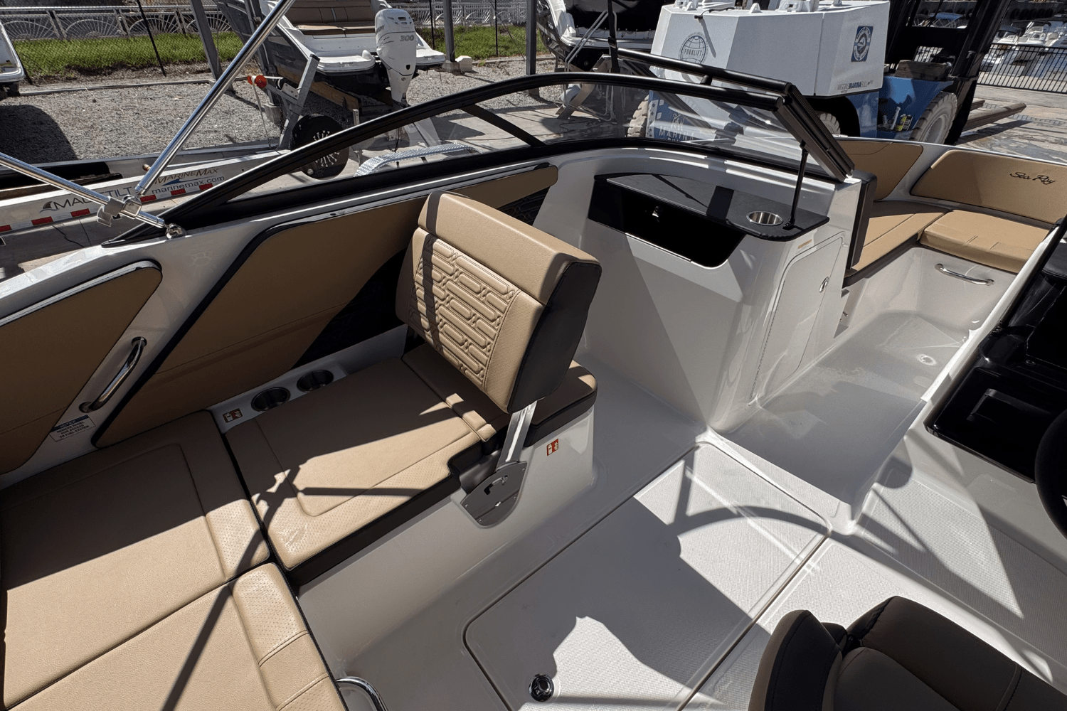 2025 Sea Ray SPX 190 Outboard Image Thumbnail #8