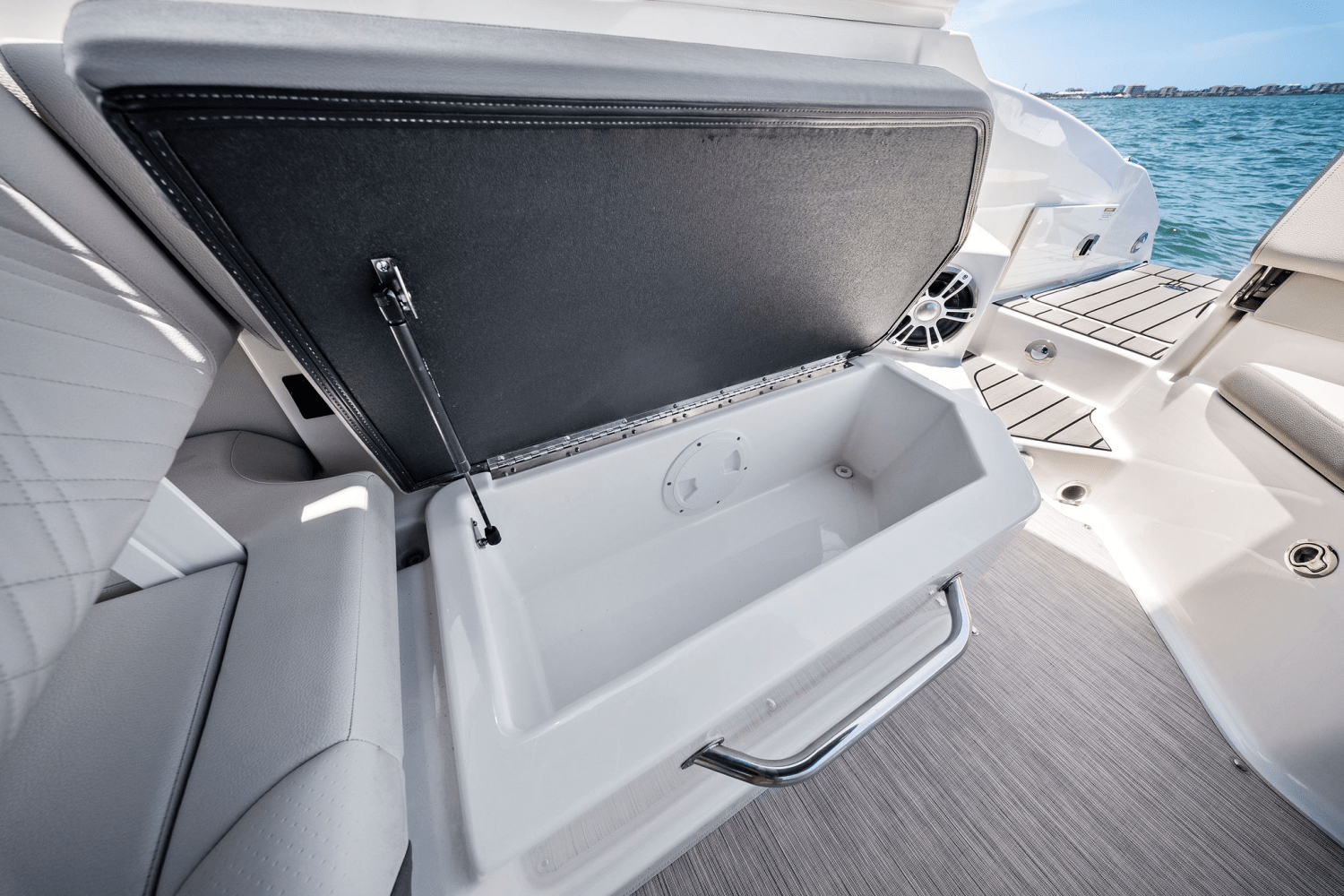 2025 Sea Ray SDX 270 Outboard Image Thumbnail #40