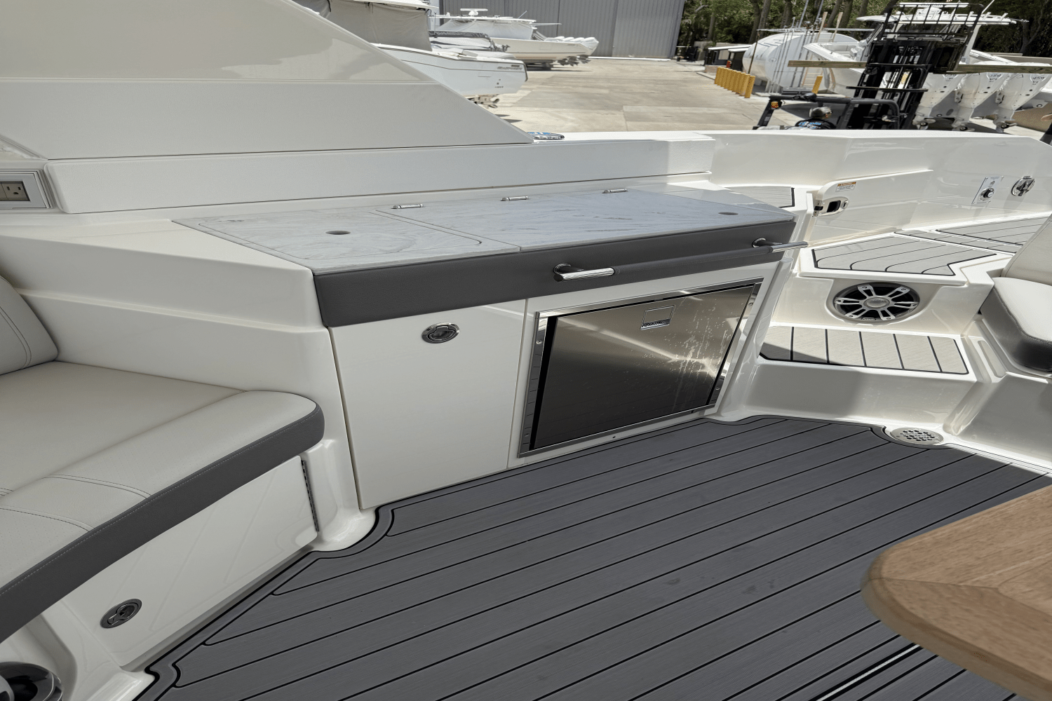 2023 Sea Ray 350 SLX-OB Image Thumbnail #11