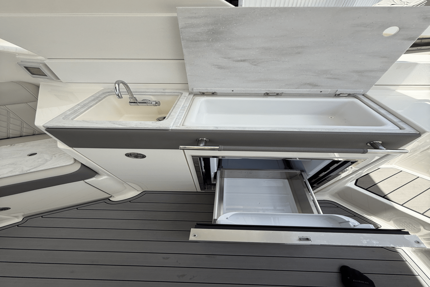 2023 Sea Ray 350 SLX-OB Image Thumbnail #12