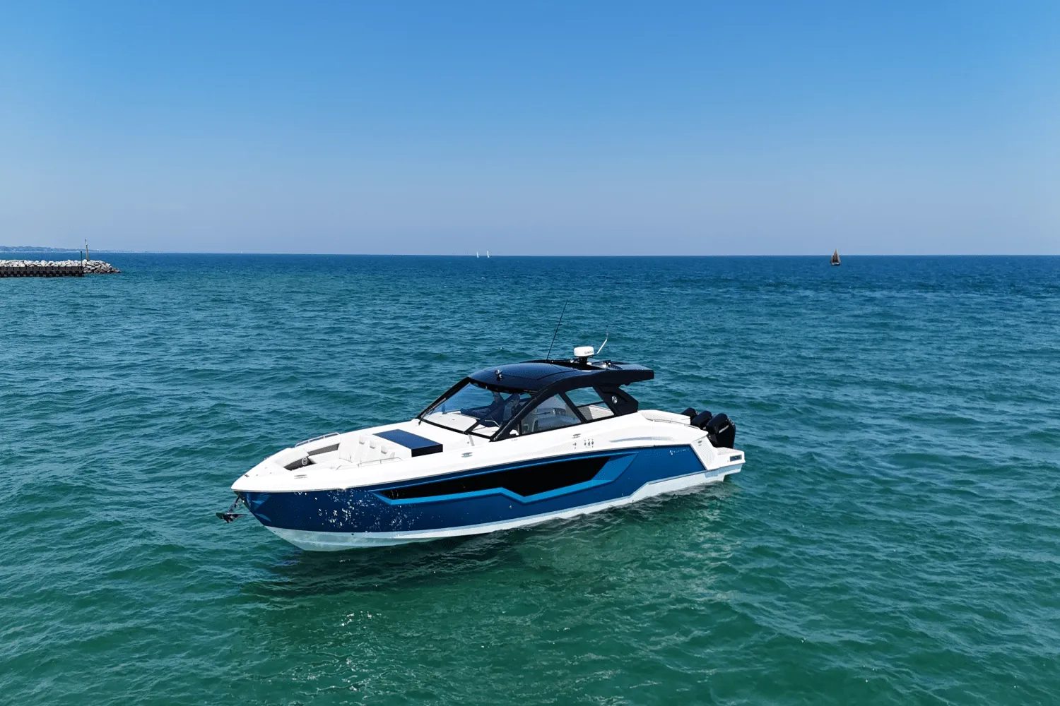 2026 Cruisers Yachts 50GLS OB Image Thumbnail #3