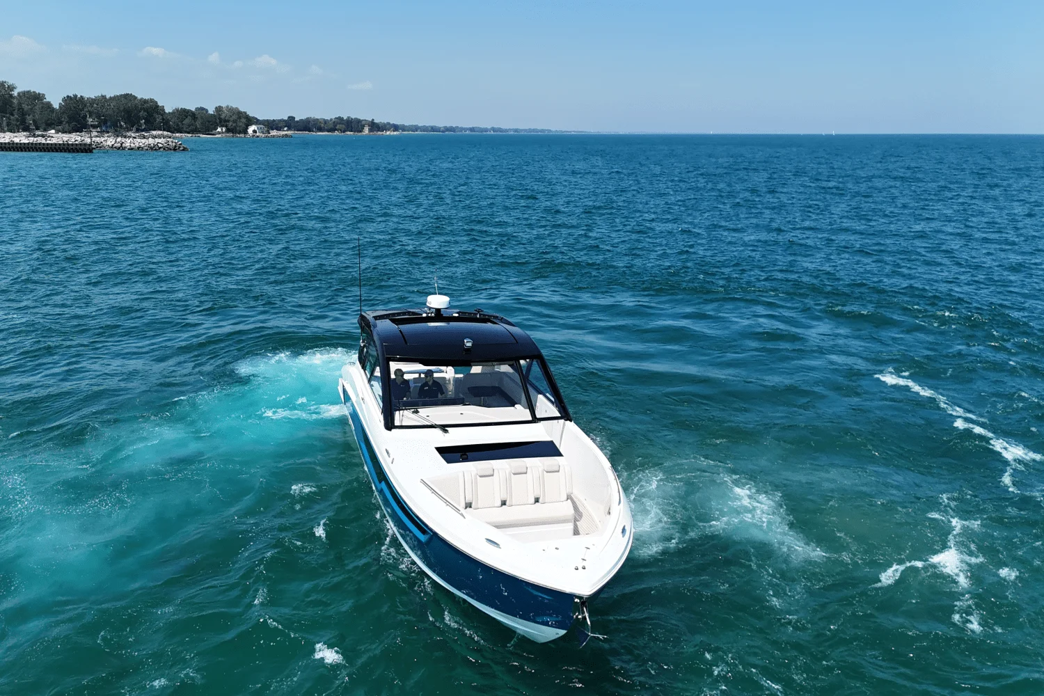 2026 Cruisers Yachts 50 GLS Outboard Image Thumbnail #15