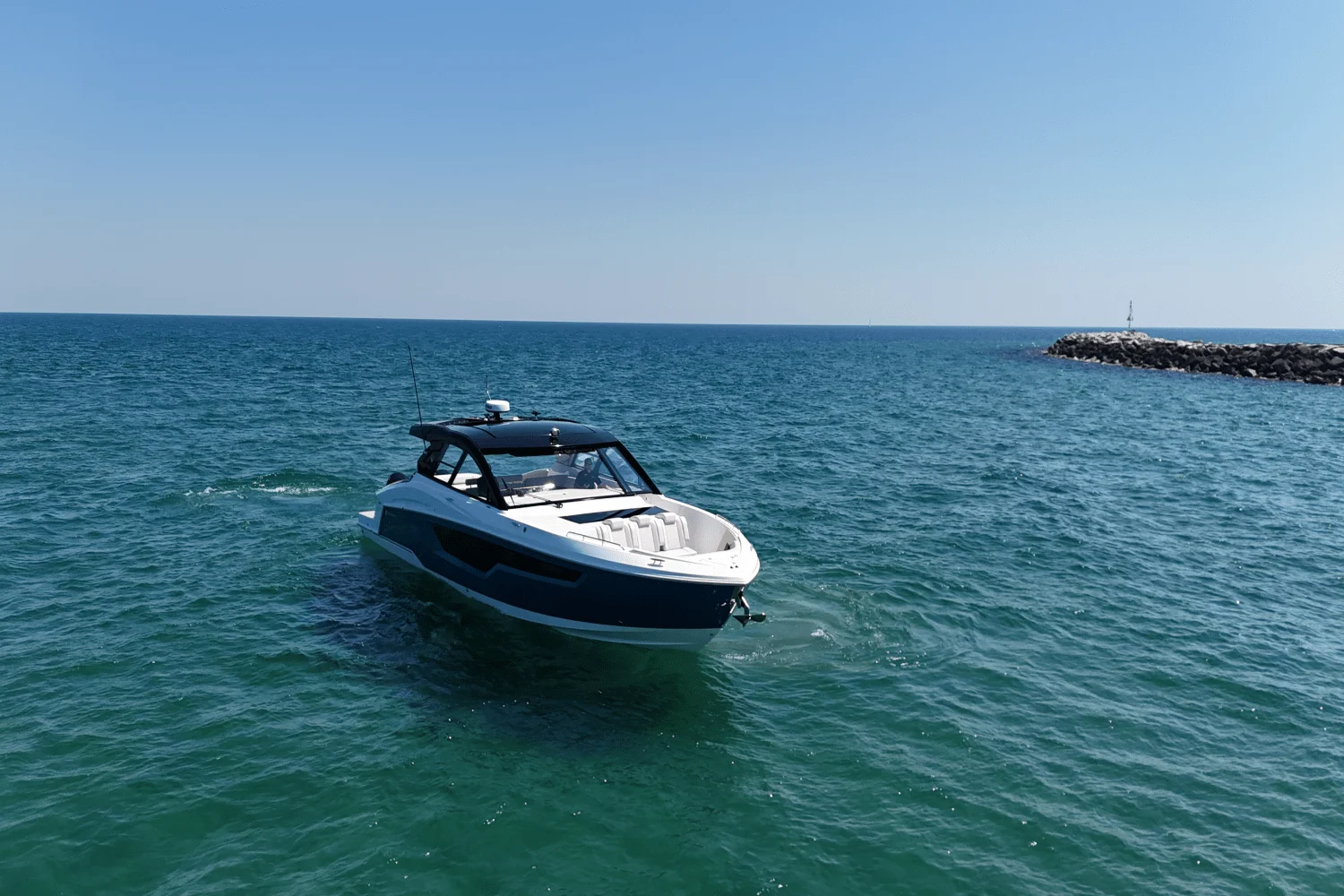 2026 Cruisers Yachts 50 GLS Outboard Image Thumbnail #4