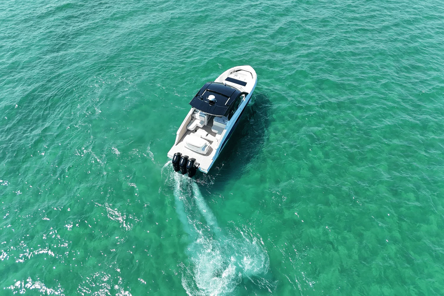 2026 Cruisers Yachts 50 GLS Outboard Image Thumbnail #24