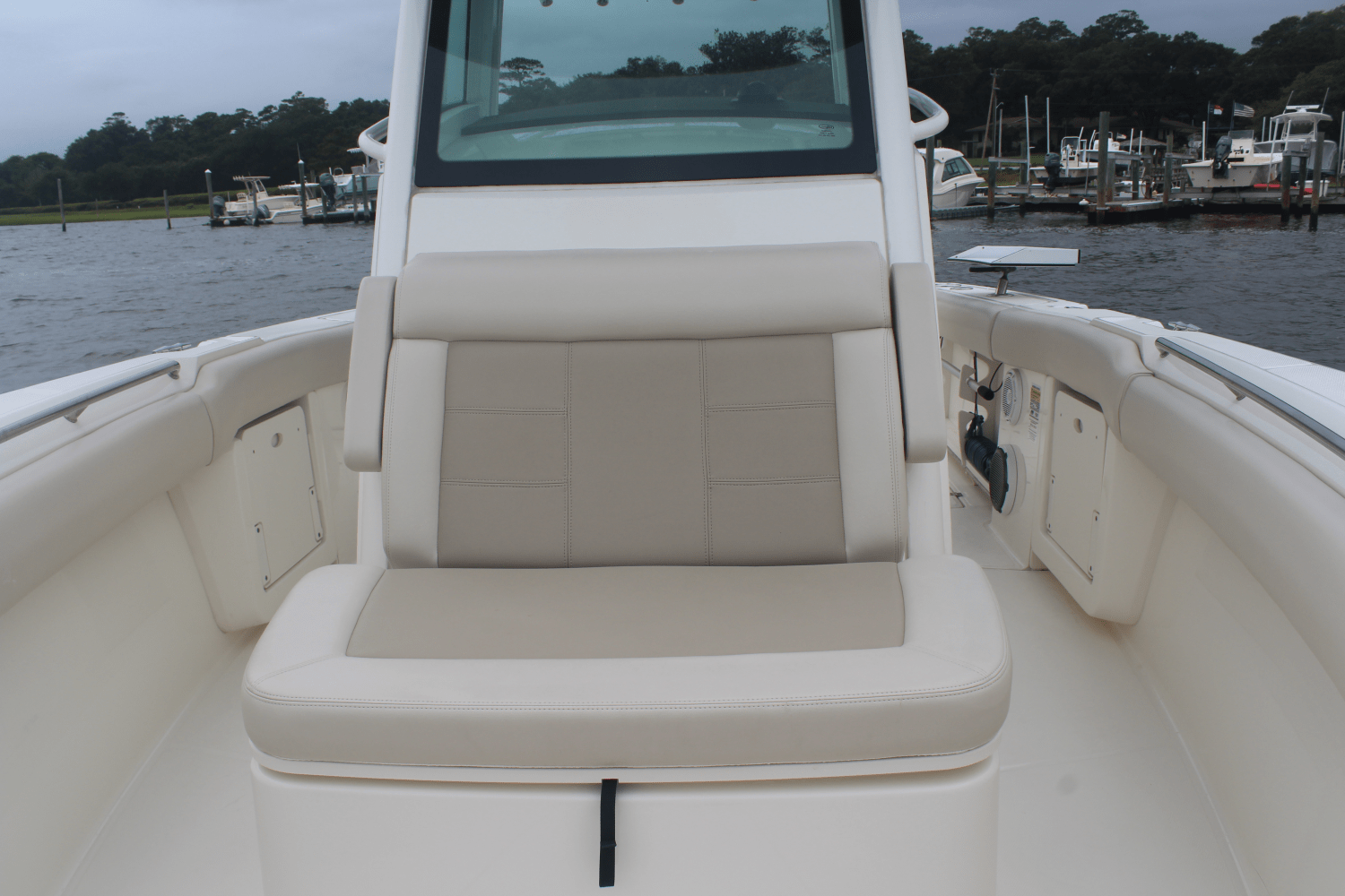 2020 Boston Whaler 250 OUTRAGE Image Thumbnail #17