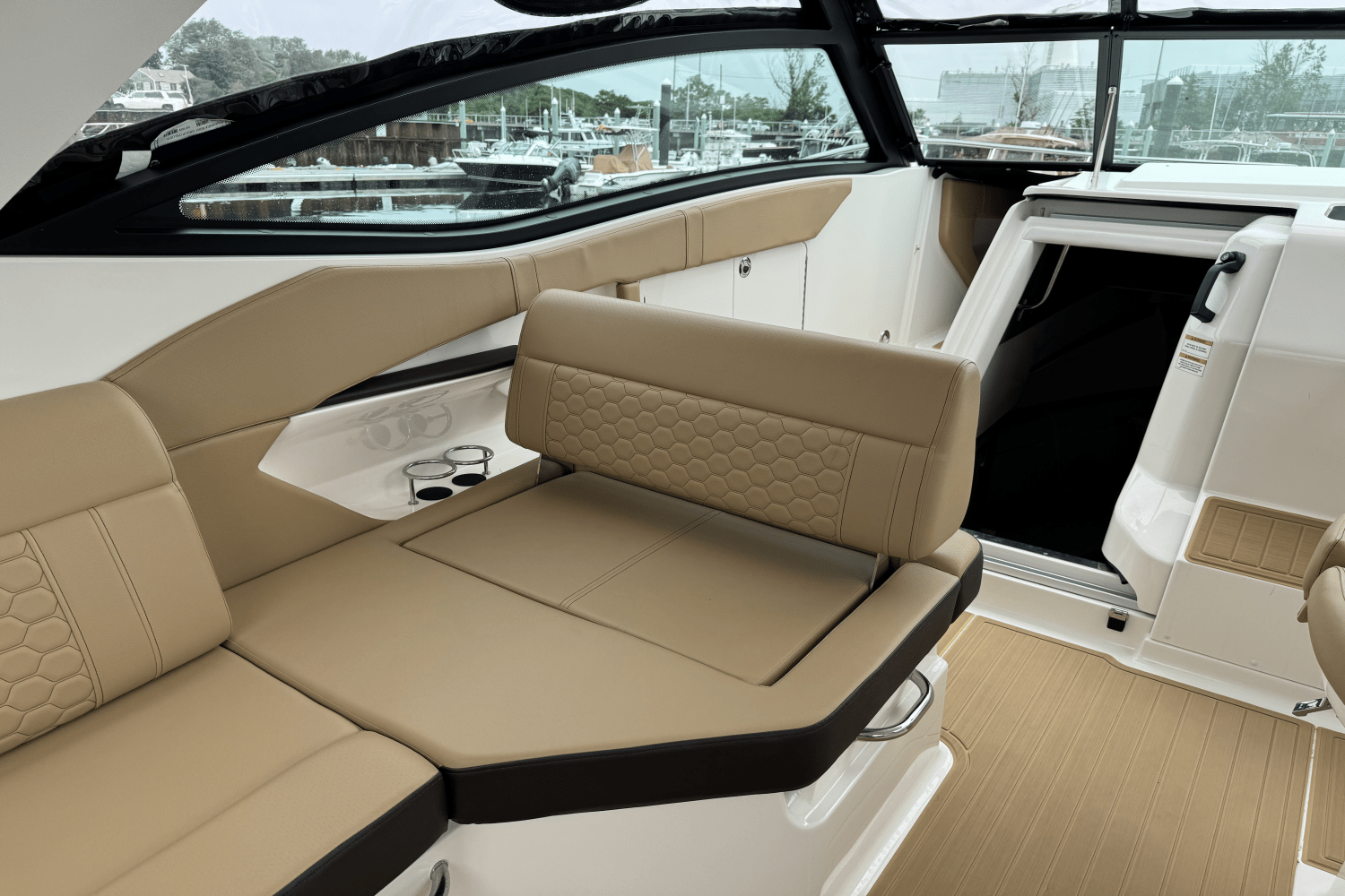 2023 Sea Ray 320 SUNDANCER Image Thumbnail #9