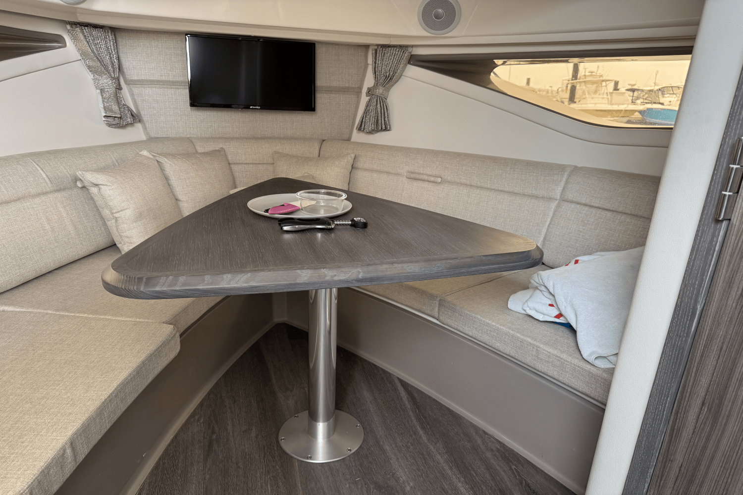 2023 Sea Ray 320 SUNDANCER Image Thumbnail #14