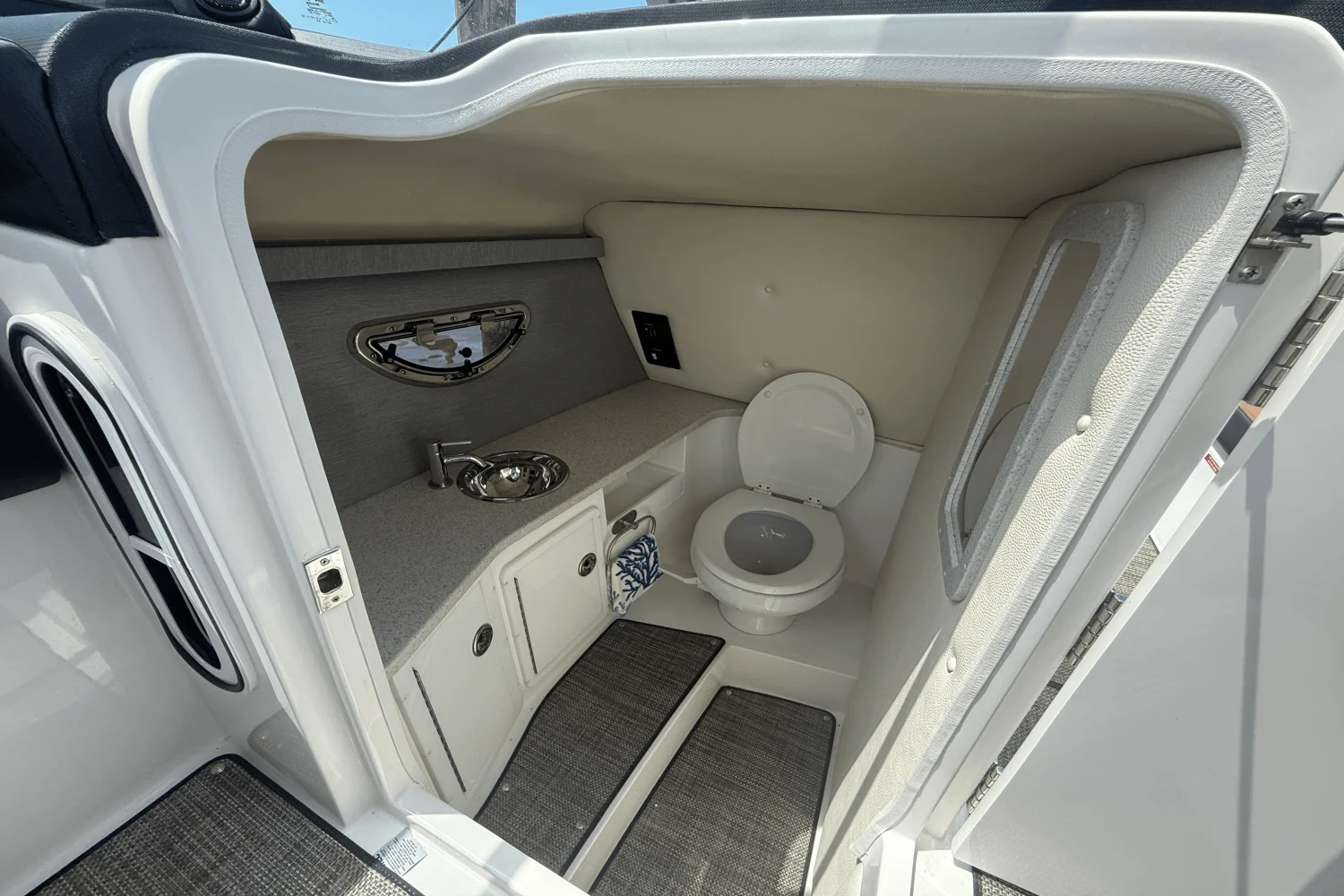 2023 Cobalt 30SC Outboard Image Thumbnail #23