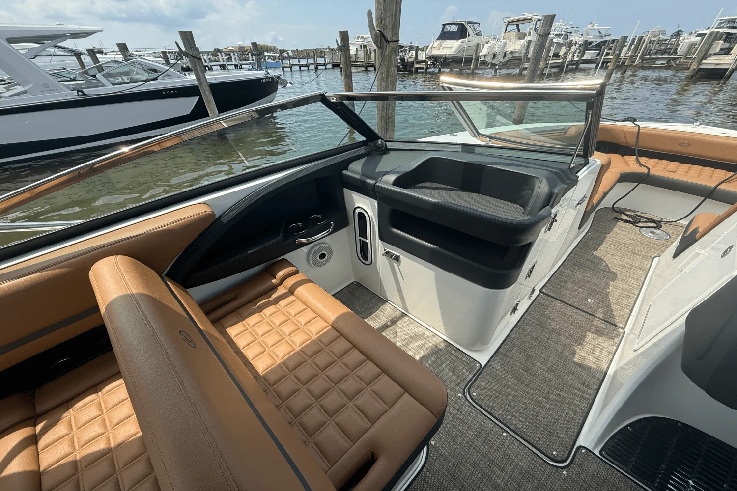 2023 Cobalt 30SC Outboard Image Thumbnail #17