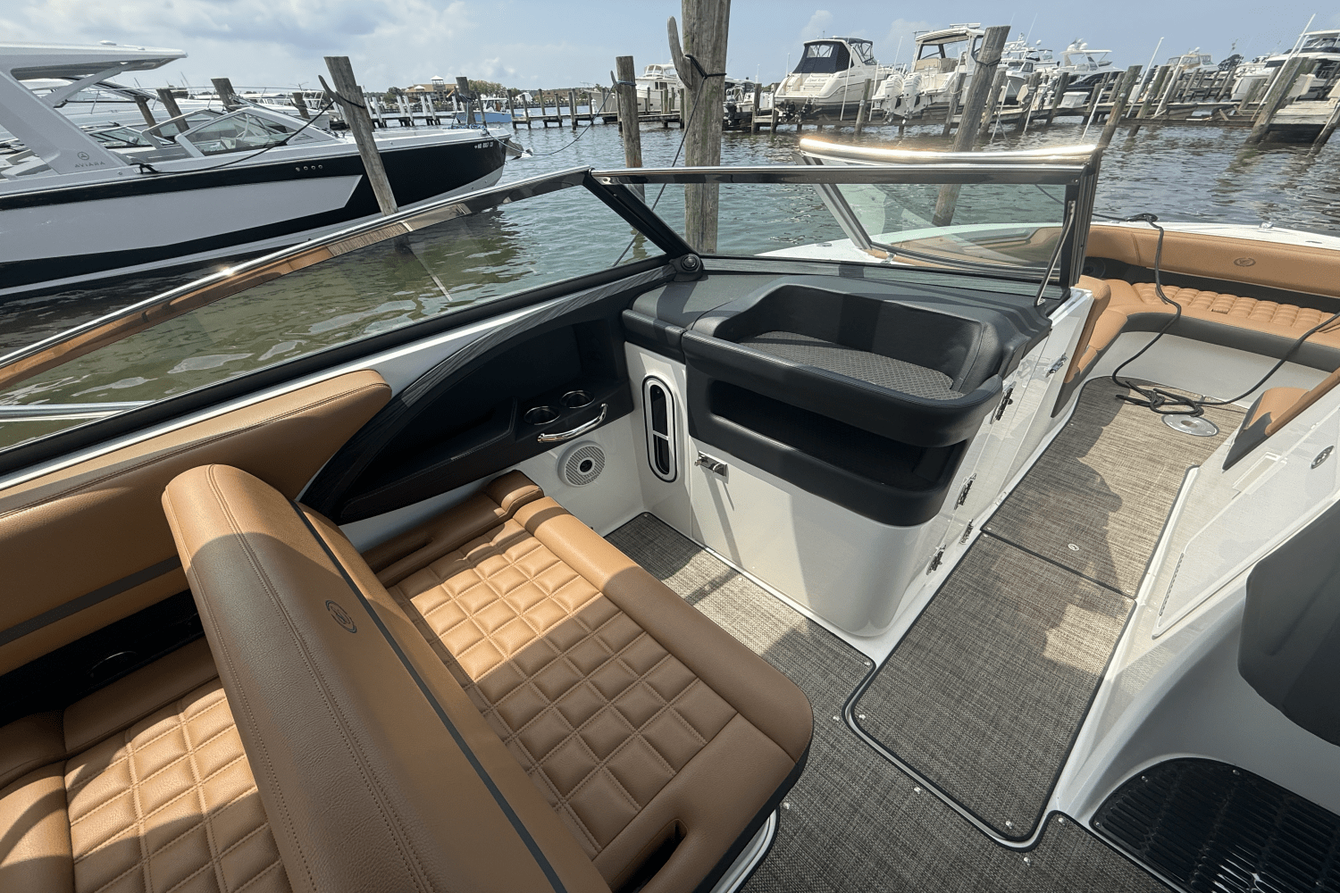 2023 Cobalt 30SC Outboard Image Thumbnail #16