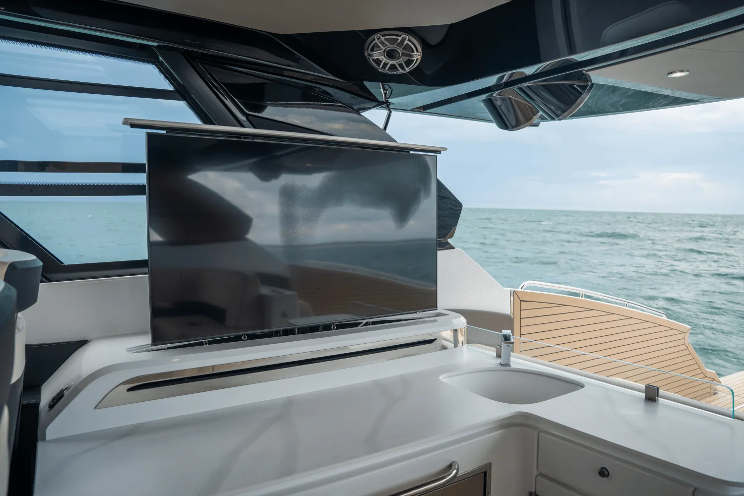 2026 Cruisers Yachts 50GLS OB Image Thumbnail #29