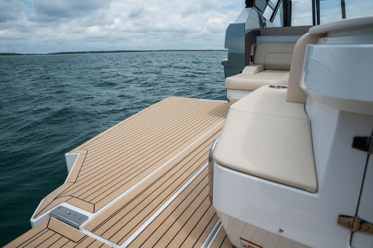 2026 Cruisers Yachts 50GLS OB Image Thumbnail #21