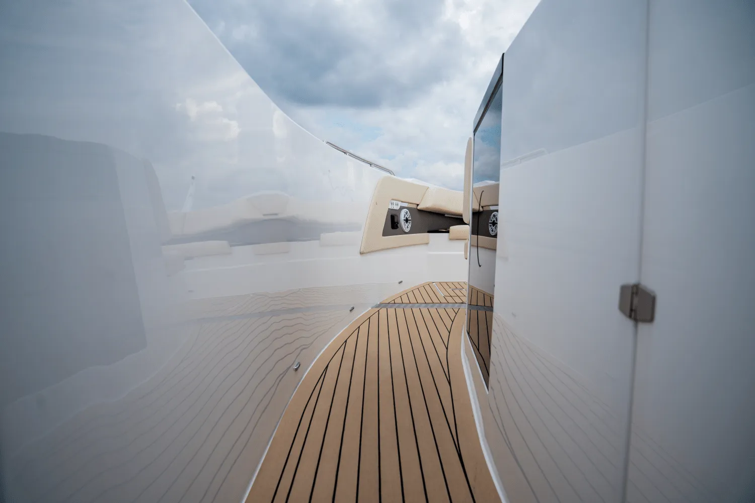 2026 Cruisers Yachts 50GLS OB Image Thumbnail #53