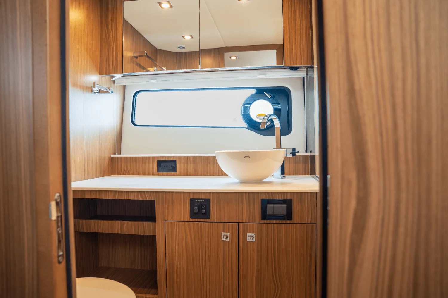 2026 Cruisers Yachts 50GLS OB Image Thumbnail #45