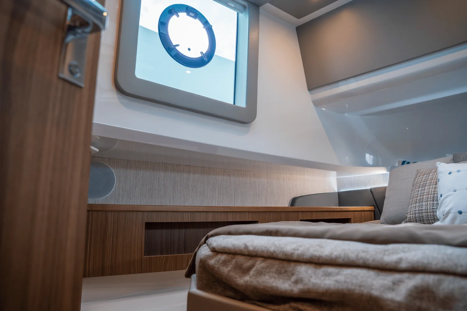 2026 Cruisers Yachts 50GLS OB Image Thumbnail #40