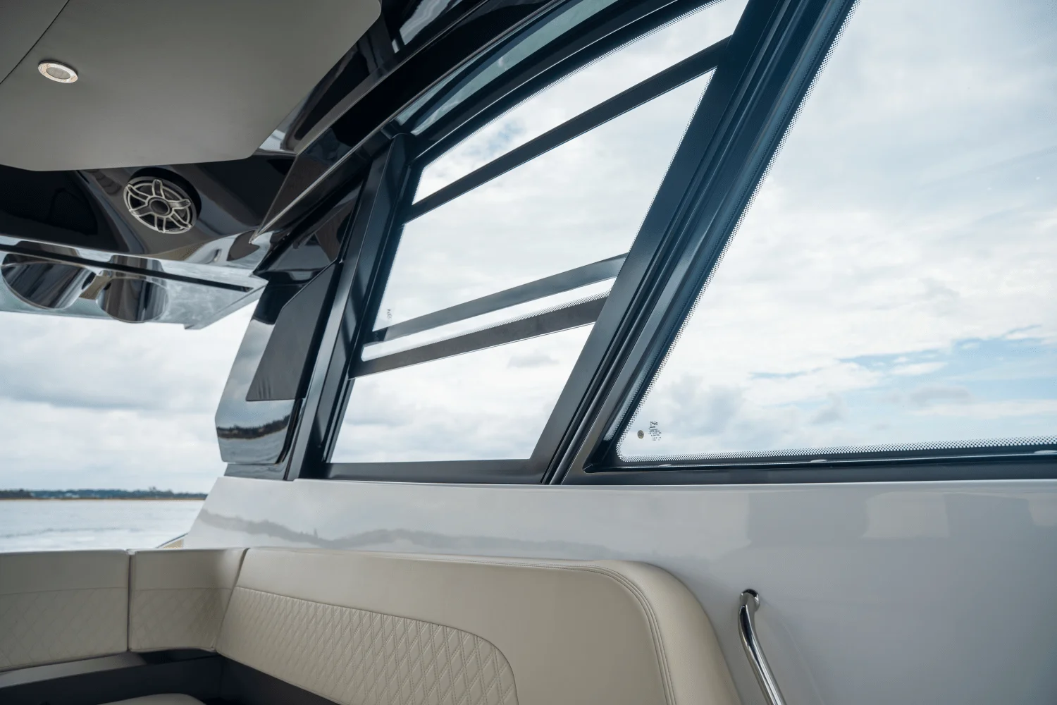 2026 Cruisers Yachts 50GLS OB Image Thumbnail #50