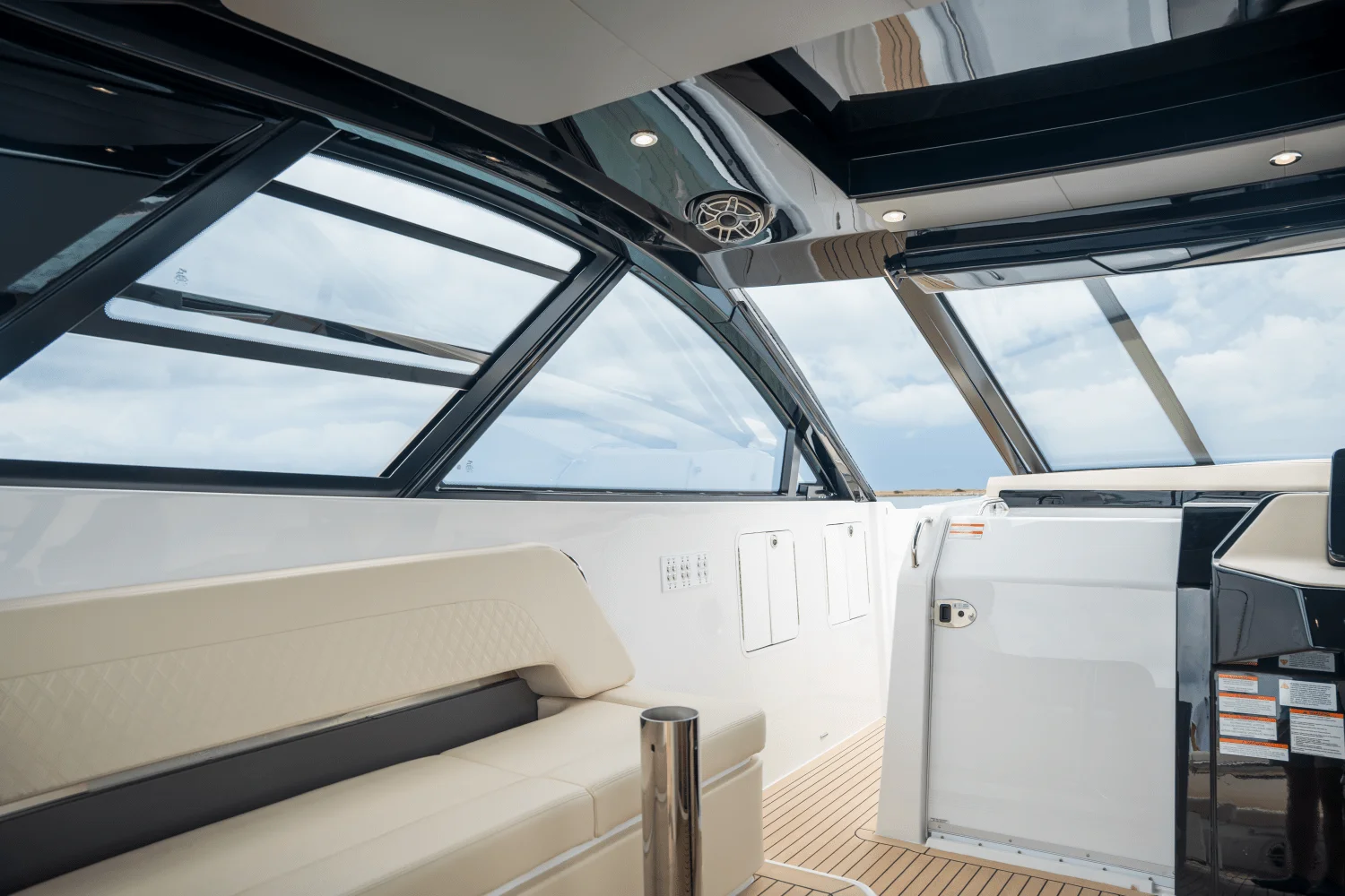 2026 Cruisers Yachts 50GLS OB Image Thumbnail #31