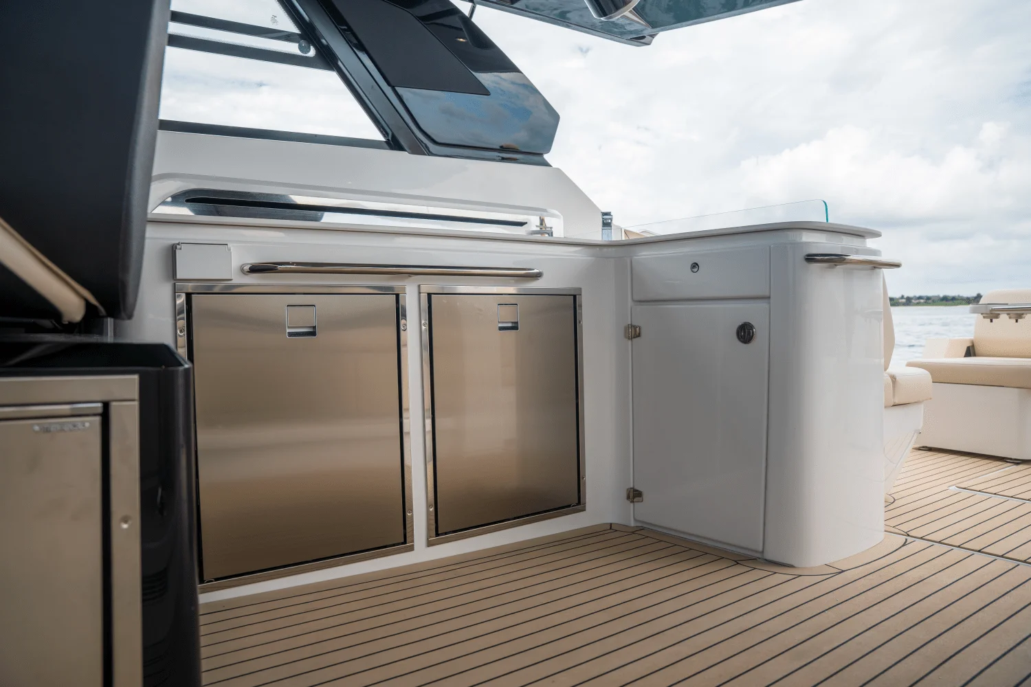 2026 Cruisers Yachts 50 GLS Outboard Image Thumbnail #28